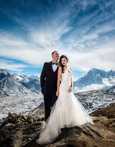 Everestte evlenmek için 3 hafta tırmandılar ve...