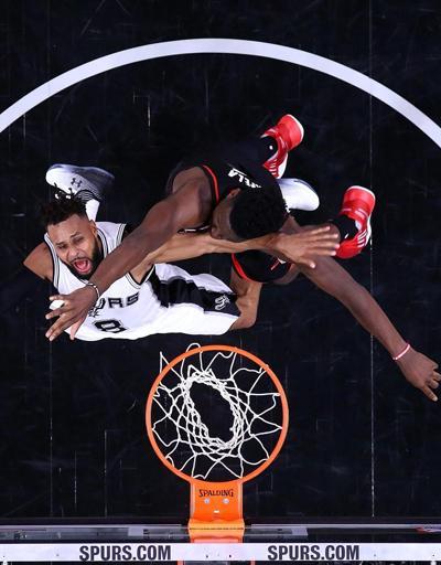 NBA: Spurs öne geçti
