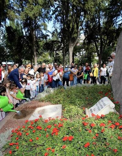 Anneler Gününde Anıtkabirden Zübeyde Hanım’ın mezarına çiçek