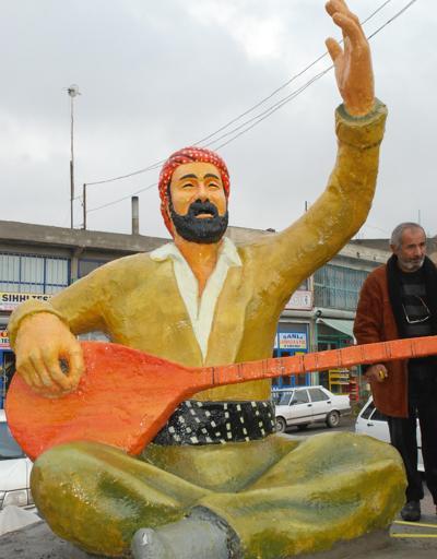 Şivan Perwer heykeline saldırı