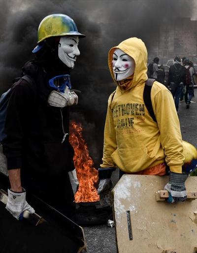 Venezuelada göstericiler barikatları yaktı