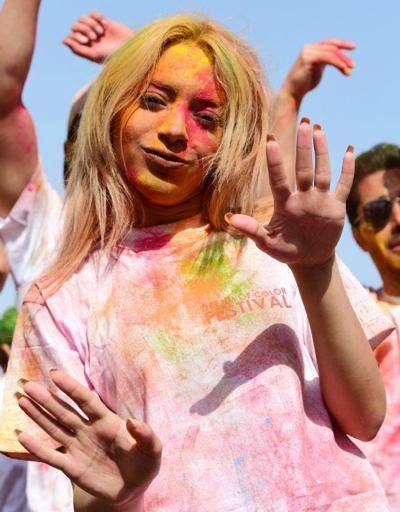 Antalya festivalde 7 renge boyandı