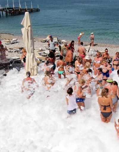 Antalyada turistler köpük partisinde eğlendi