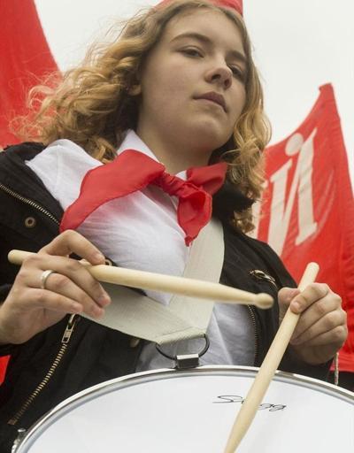 Moskovada gençler törenle kırmızı komünist atkısı taktılar