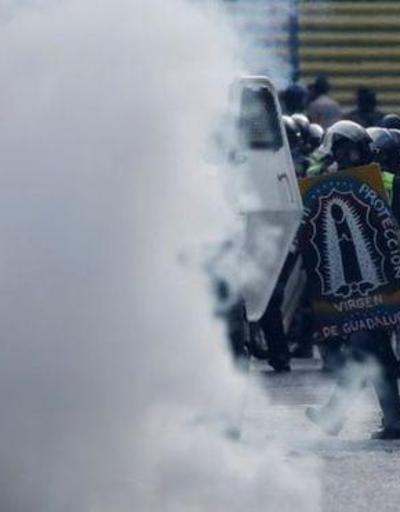 Venezuelada olaylar durulmuyor Bir kişi üzerine benzin dökülerek yakıldı