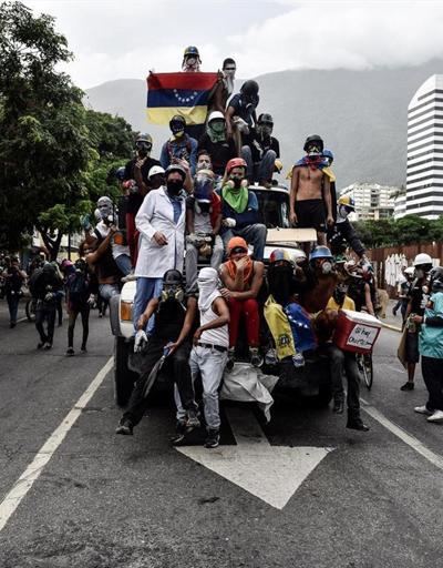 Venezuelada bu sefer doktorlar sokağa döküldü