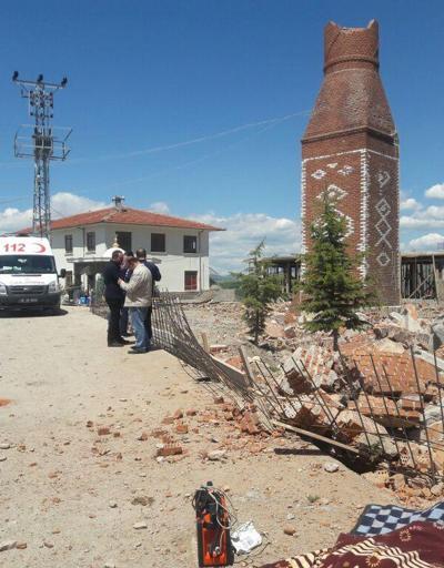 Ankarada minare devrildi: 1 işçi öldü, 1 işçi yaralandı