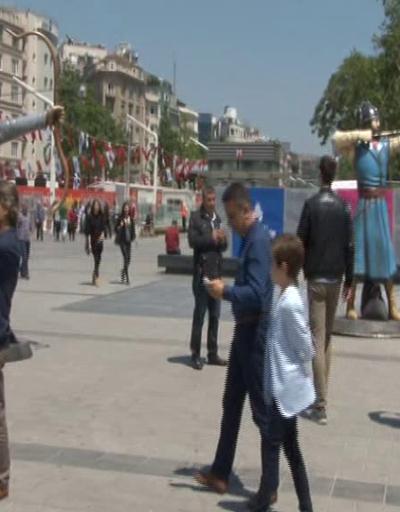 Taksim Meydanında okçu heykelleri görenleri şaşırttı