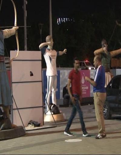 Taksim Meydanına okçu heykelleri konuldu