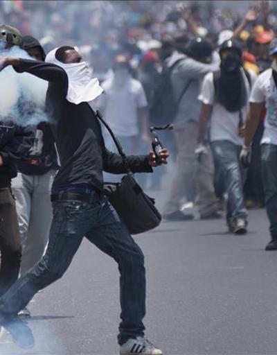 Venezuelada göstericiler bir askeri döverek öldürdü