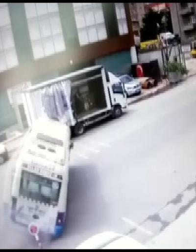Son dakika...Ataşehirde yolcu minibüsü devrildi: Yaralılar var