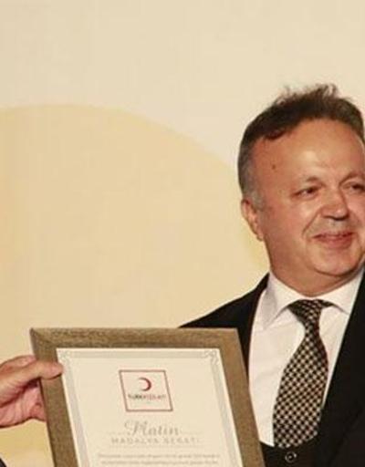 Erdoğan’dan İsmail Gülle’ye Kızılay Madalyası