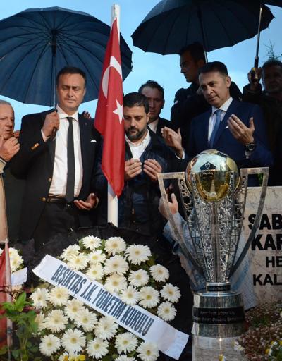 Beşiktaş, şampiyonluk kupasını Vefa Karakurduya götürdü