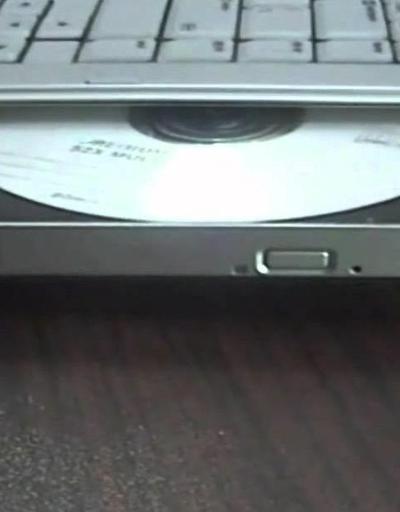 Bilgisayara sıkışan CD, öğretmeni ele verdi