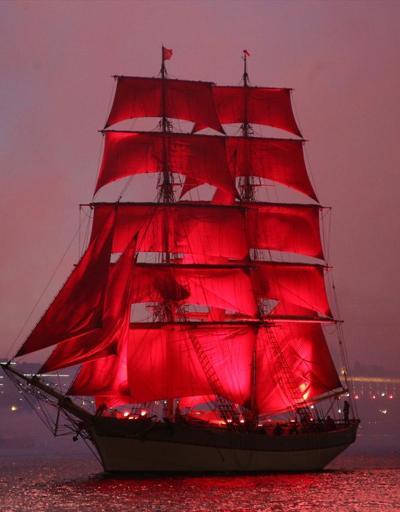 Kırmızı yelkenlilerle muhteşem Scarlet Sails gösterisi