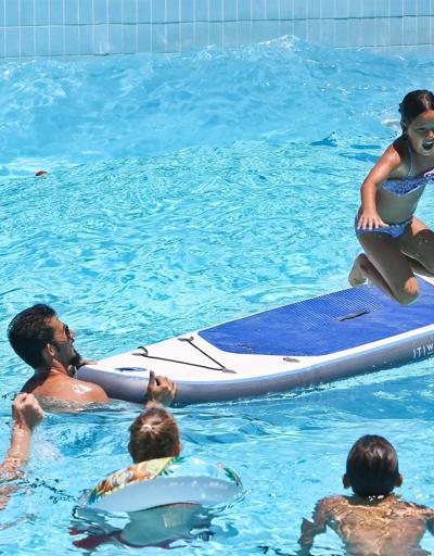 Antalyada sıcaktan kaçan kendini havuza attı
