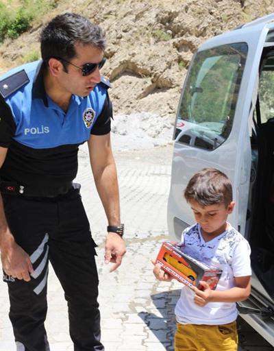 Hakkari polisinden Türkçe ve Kürtçe bayram kutlaması