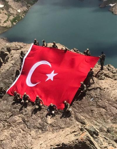 PKKlılardan temizleyince, dev Türk bayrağı açtılar