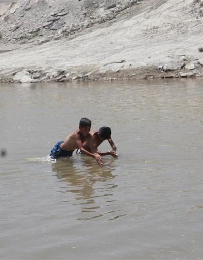 Ağrılı çocuklar Murat Nehrinde serinliyor