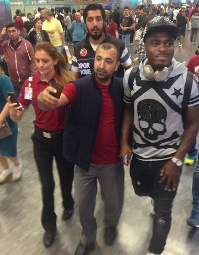 Galatasaray taraftarı Emenikeyi havaalanında karşıladı