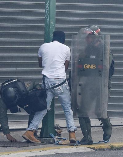 Venezuela sokakları çatışmalarla film sahnesine döndü