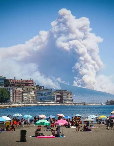 İtalyada panik... Yanardağ dibinde korkutan yangın