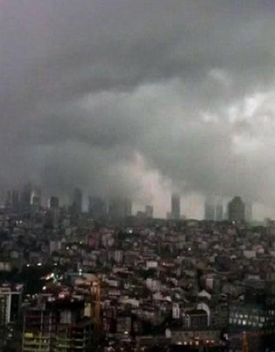 Süper hücre bulutlarının İstanbulu vurduğu ilk anlar