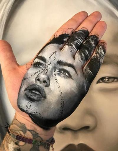 Dünyanın en sıra dışı ressamı: Onun fırçası elleri