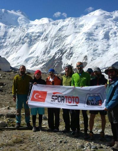 Türk dağcılar Korjenevskaya Dağı’na tırmandı