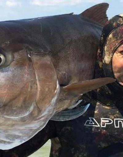Zıpkınla 68 kilo balık avladı