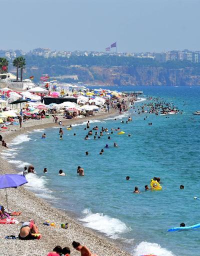 Antalyada sıcaktan bunalanlar su parklarına akın ediyor