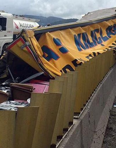 Bolu Dağında devrilen kamyon trafiği tıkadı