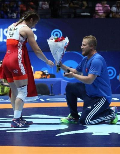 Dünya şampiyonu Yasemin Adara sürpriz evlenme teklifi