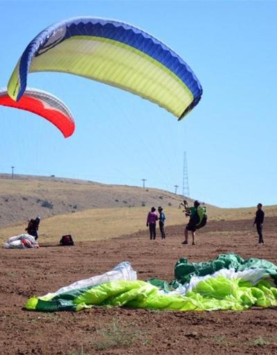 İranlı paraşütçüler, Nemrut Dağı semalarını yedi renge bürüdü