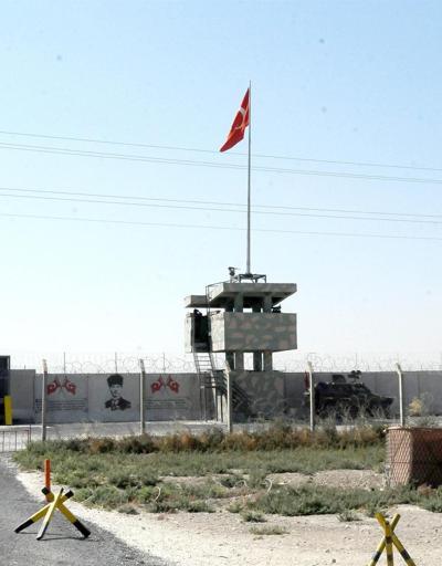 Suriye sınırındaki duvara bayrak ve Atatürk portresi