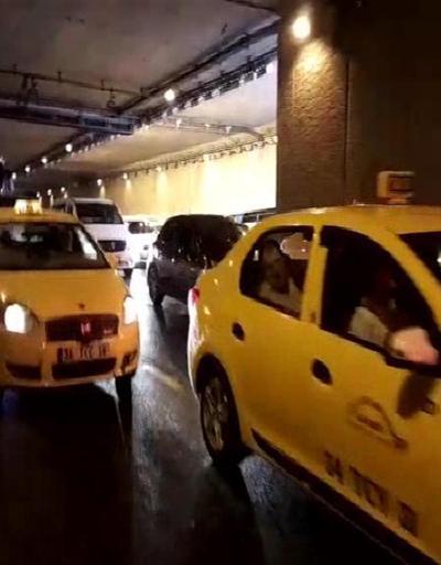 Son dakika... İstanbulda Taksim tünelini su bastı