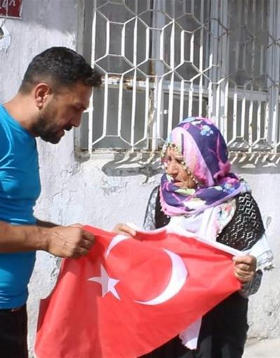 Bu nine Türk bayrağına sağlığı pahasına sahip çıktı