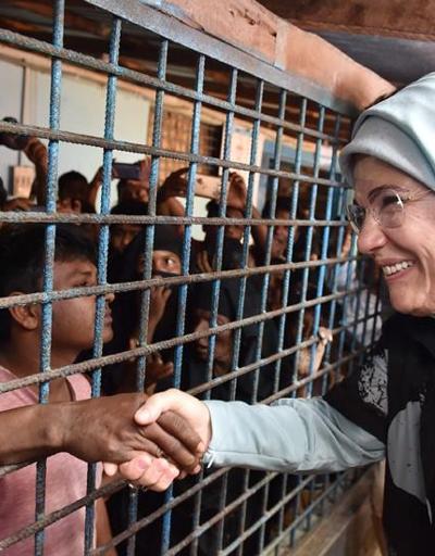Emine Erdoğan, Bangladeşe sığınan Arakanlı müslümanlara yardım dağıttı