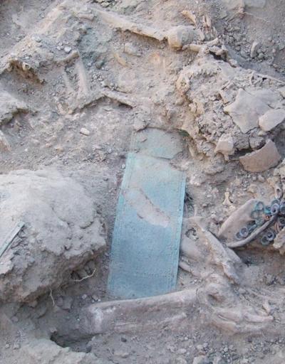 2 bin yıllık oda mezardan kazdıkça iskelet çıktı