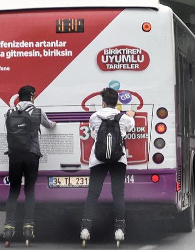 İstanbulun göbeğinde gençlerin patenle tehlikeli yolculuğu