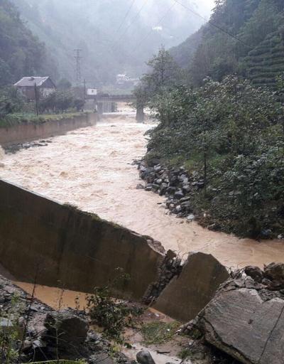 Rizedeki şiddetli yağışta 10 ev yıkıldı