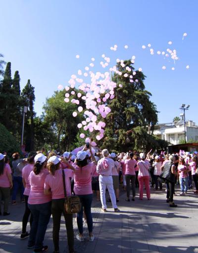 Meme kanserine karşı gökyüzüne pembe balonlar saldılar