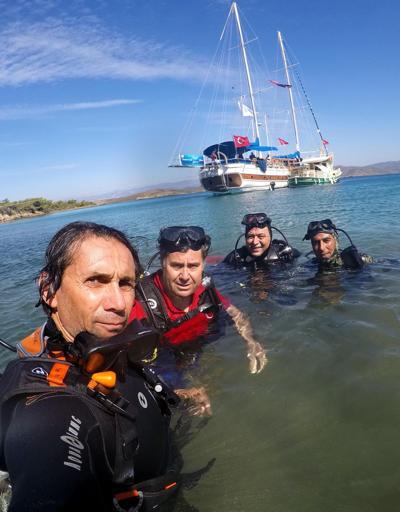 Mehmet Kocadon dalgıçlarla deniz dibi temizliği yaptı