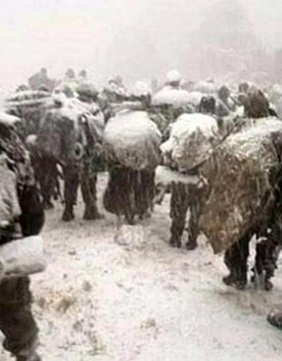 Askerler kar altında arama yapıyor