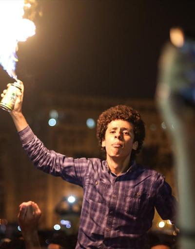 Mısır halkı sokağa dökülüp kutlama yaptı