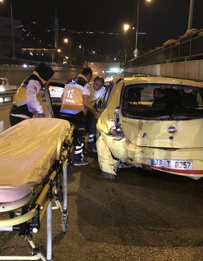Ana yolda geri giden ticari taksiye kamyonet çarptı: 2 yaralı