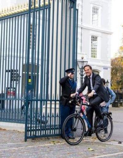 Başbakan, kral ile görüşmeye bisikletle gitti
