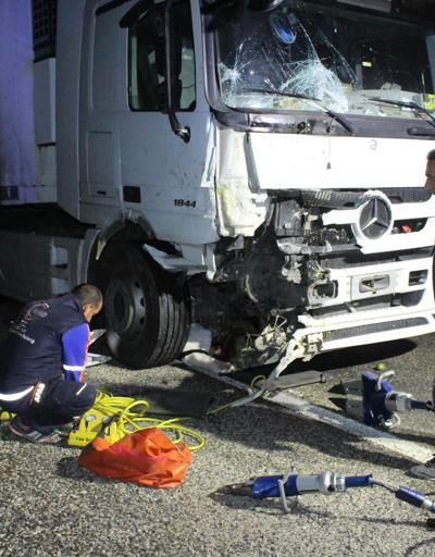 TIR, arıza yapan kamyoneti parçaladı: 2 ölü