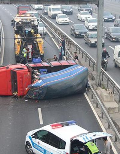 İstanbul Çağlayanda devrilen kamyonet E-5i tıkadı
