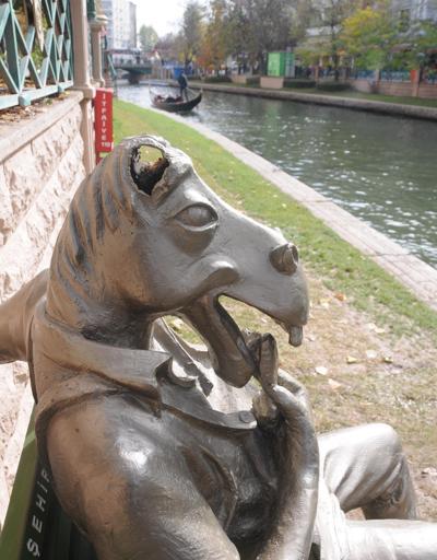 Eskişehirdeki Çekirdek Yiyen Eşek heykeline saldırı